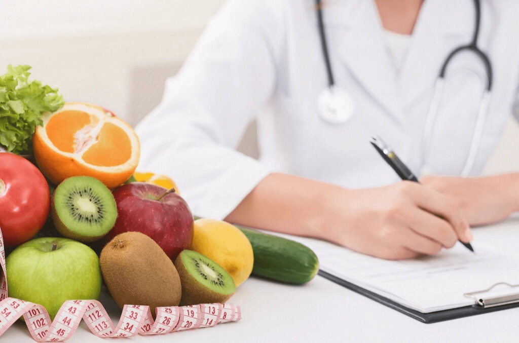 The Pros and Cons of Hiring a Nutritionist or Dietitian